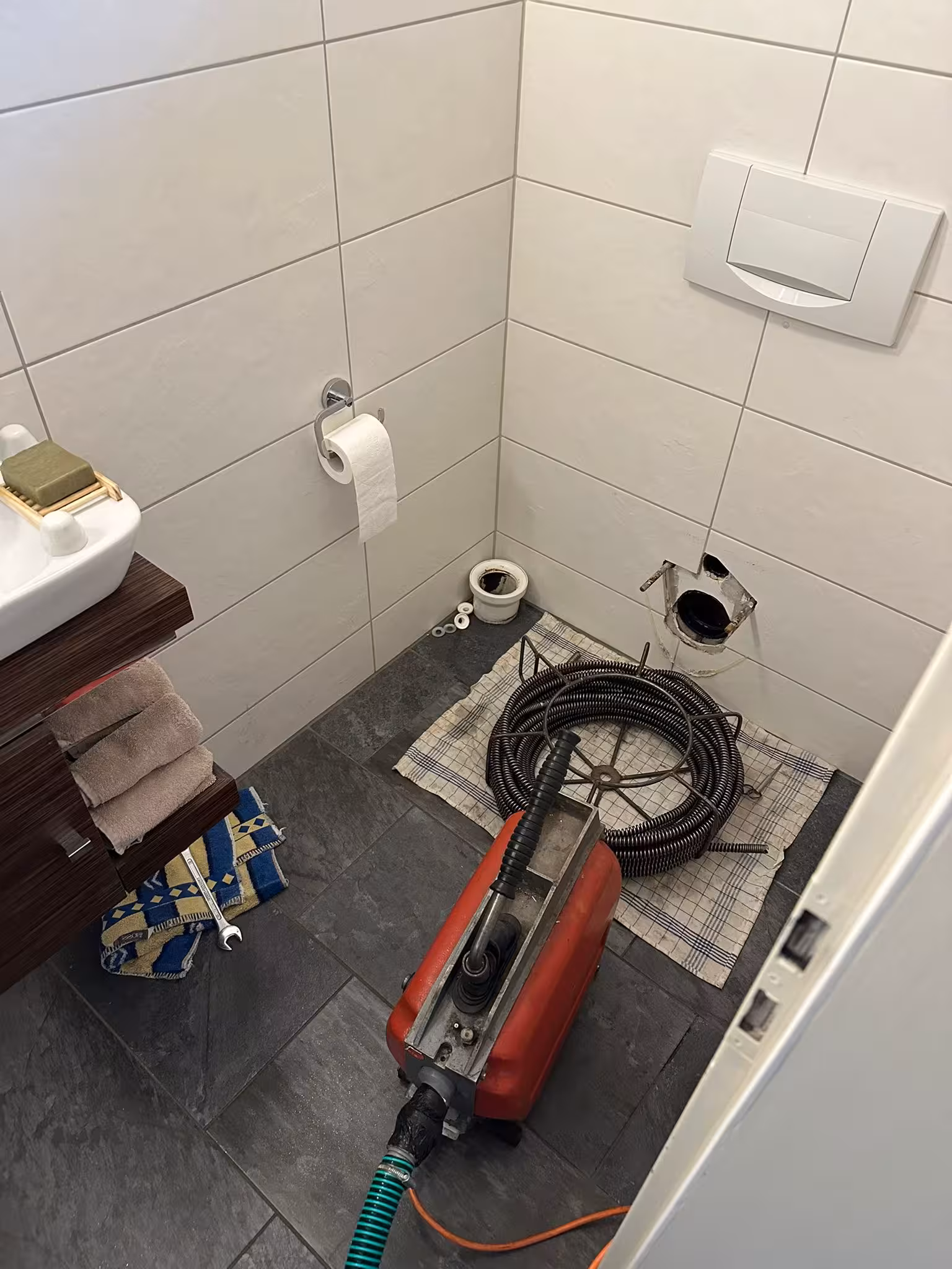 Elektromechanische Rohrreinigung mit Spiralmaschine an einem WC-Anschluss