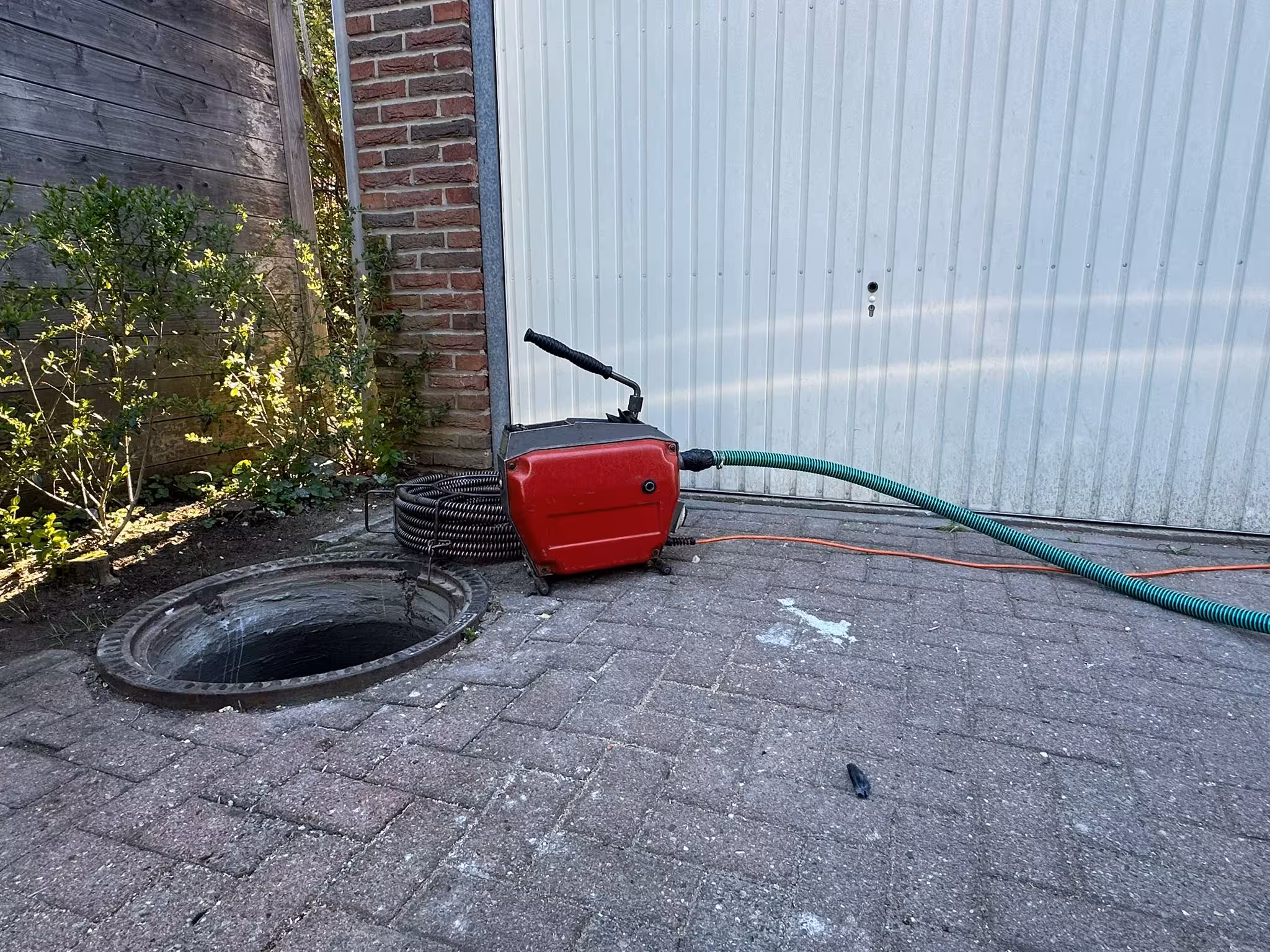 Spiralmaschine im Einsatz – PipeHero Hamburg bei der Rohrreinigung in Hamburg-Mitte, vom Innenstadt-Altbau bis zur HafenCity-Tiefgarage